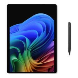 Vue de face directe d'une tablette Microsoft Surface Pro 11 gris platine ouverte avec un stylet noir posé verticalement à sa droite, sur un fond blanc isolé.